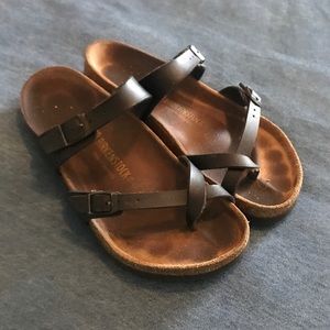 Black Birkenstock’s (mayari)